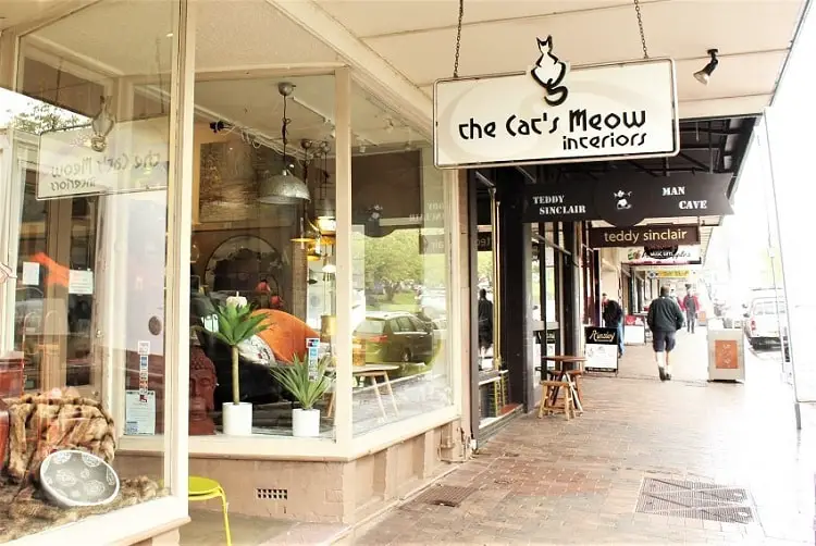 Shops and cafes in Leura village, NSW.