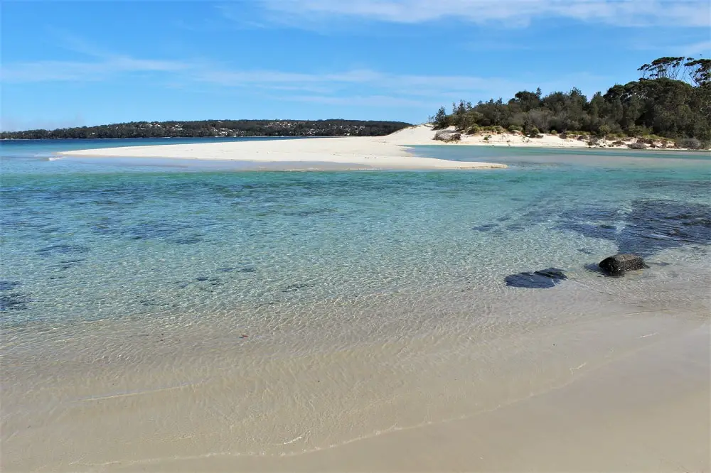 Guide to Jervis Bay beaches from Huskisson to Hyams Beach, including the amazing White Sands Walk, maps, and useful information such as parking, cafes, picnic areas and toilet locations!