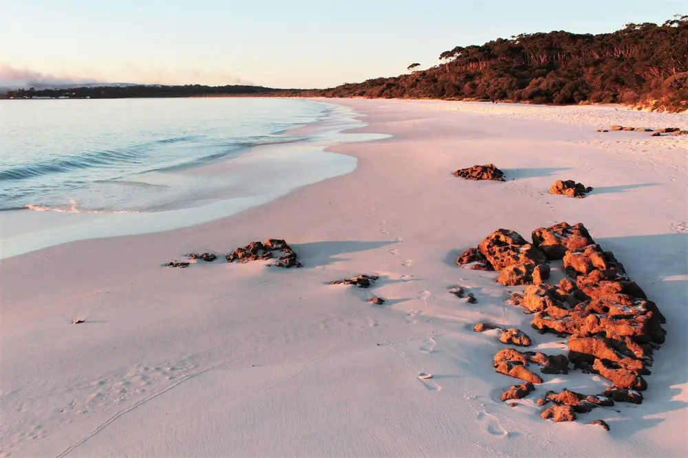 Guide to Jervis Bay beaches from Huskisson to Hyams Beach, including the amazing White Sands Walk, maps, and useful information such as parking, cafes, picnic areas and toilet locations!