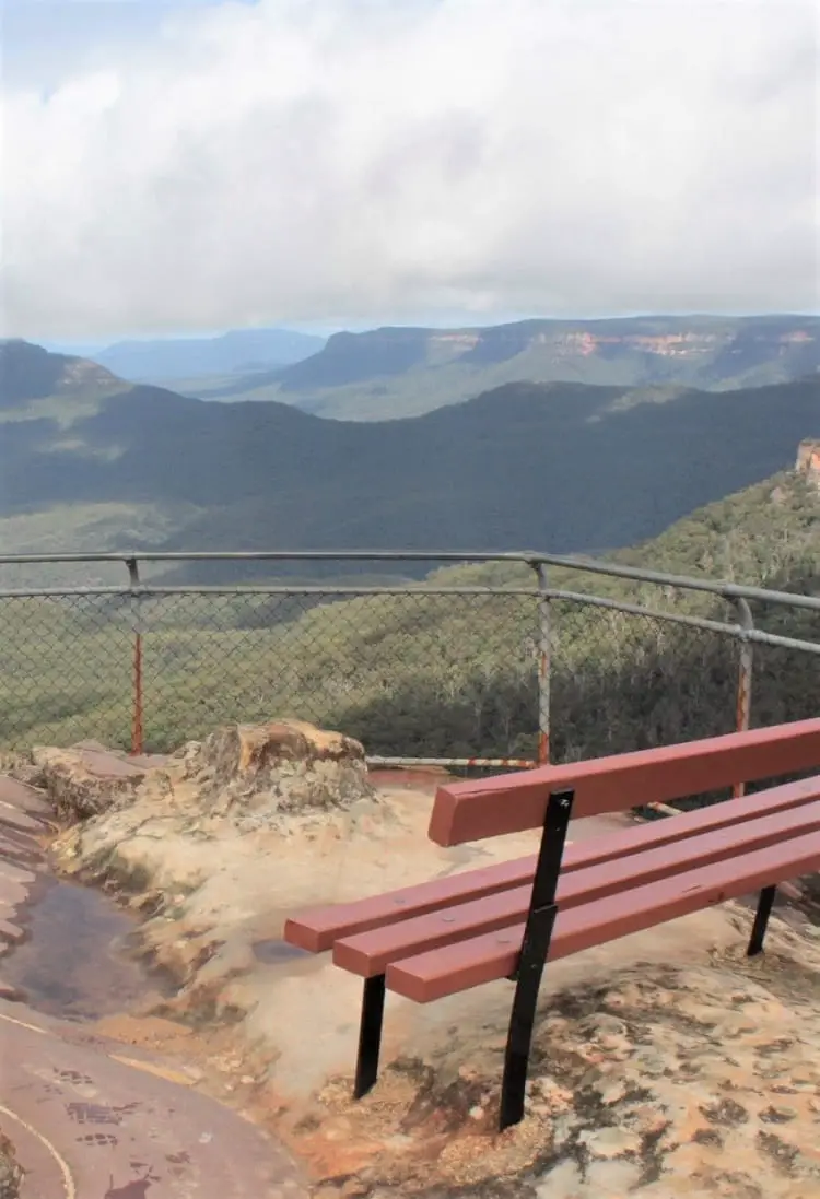 A guide to nine beautiful Blue Mountains lookouts in Katoomba, Leura, Wentworth Falls & Blackheath, including Echo Point lookout and the Three Sisters rock formation. Make the most of your day trip from Sydney to the Blue Mountains, Australia.